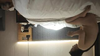 真实探花实录 甜美小姐姐被摔在床上，暴力抽查蹂躏
