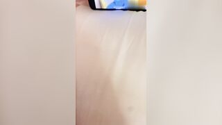 爸妈出去了妹妹在房间里看电视，故意让她看日本色情动漫，手不自觉扣向妹妹的逼