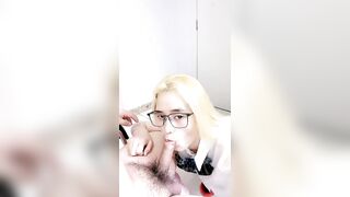 JK装一头金发眼镜妹！外表清纯被炮友狂草！蹲在地上深喉，骑乘位白嫩奶子直晃，后入爆插很享受