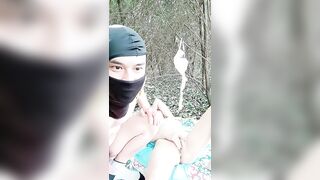 开档黑丝少妇露脸跟小哥激情户外【上篇】小树林里偷情啪啪，奶罩挂在树上口交大鸡巴， 多体位爆草抽插无套好刺激
