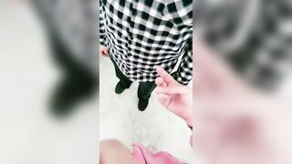 开档黑丝露脸风骚的大屁股少妇深夜跑到公测勾搭大哥激情啪啪，直接在厕所内口交大鸡巴躺在地上让大哥爆草