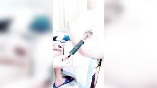蝴蝶逼大屁股骚女人都这么骚吗？倒立着让小哥用双道具抽插逼逼和菊花，撅着屁股让小哥玩弄，带上假鸡巴草她(1)