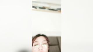 眼镜良家美女刚下海！全裸扭腰诱惑！约炮开始操逼，扶着JB捅入骚穴，美臀一下下抽插爽翻
