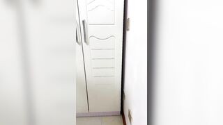 站立深喉插嘴【下】被憋得两眼生泪，换个角度口交，舔菊花卖力吃鸡，深喉到想吐，上演嘴强王者