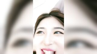 网红脸高端靓妹露脸跟小哥激情啪啪，对着镜头舔弄鸡巴，掰开骚穴让小哥舔逼，亲着小哥压在身下爆草呻吟可射