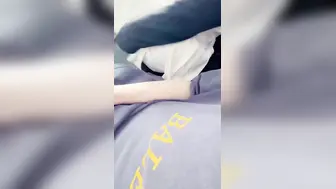 真实兄妹乱伦 爸妈厨房忙活时 哥哥客厅直接开干妹妹 口爆吞精后回房无套内射 刺激炸裂！